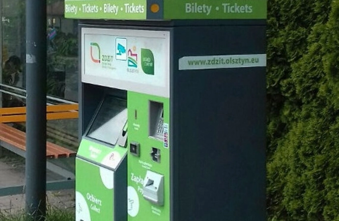 {Biletomaty znów czynne! Pasażerowie komunikacji miejskiej w Olsztynie, ponownie mogą zakupić bilety. Urządzenia przyjmują opłaty zarówno gotówką, jak i przy użyciu kart płatniczych, w tym urządzeń z funkcją NFC.}