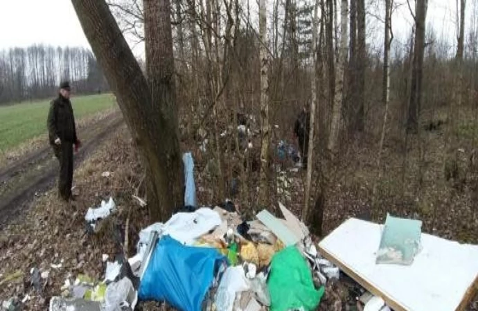 {Strażnicy leśni z Warmii i Mazur coraz lepiej radzą sobie z wykrywaniem leśnych śmieciarzy.}